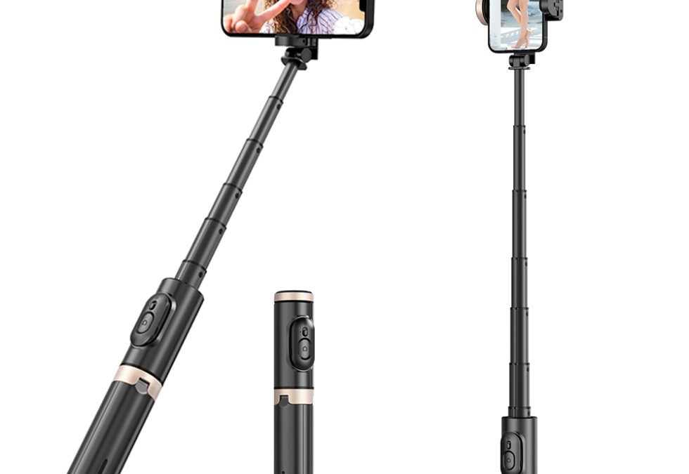 How does the design of a selfie stick affect its ease of use?